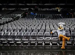 开云体育官方网址-圣安东尼奥马刺训练开放日，加时末段防线松动引欢呼，荷甲在即，资深球员宣示担当(圣安东尼奥马刺微博)